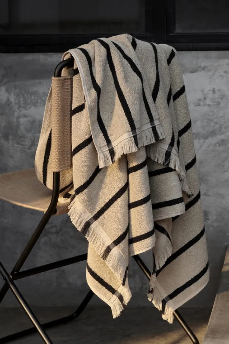 ferm LIVING Alee badlakan, 100 x 150 cm, sand - svart