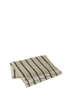 ferm LIVING Alee badlakan, 100 x 150 cm, sand - svart