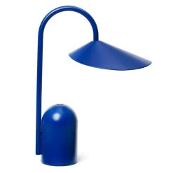 ferm LIVING Arum bärbar lampa, klarblå