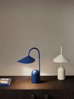 ferm LIVING Arum bärbar lampa, klarblå
