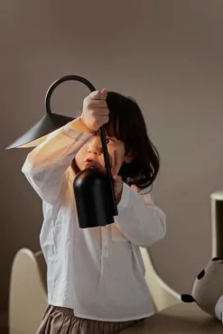 ferm LIVING Arum bärbar lampa, svart