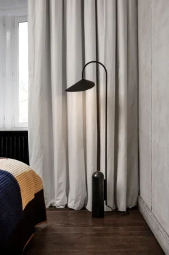 ferm LIVING Arum golvlampa, svart