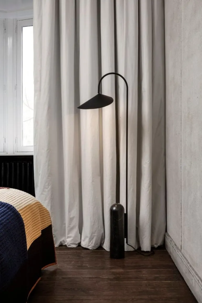 ferm LIVING Arum golvlampa, svart