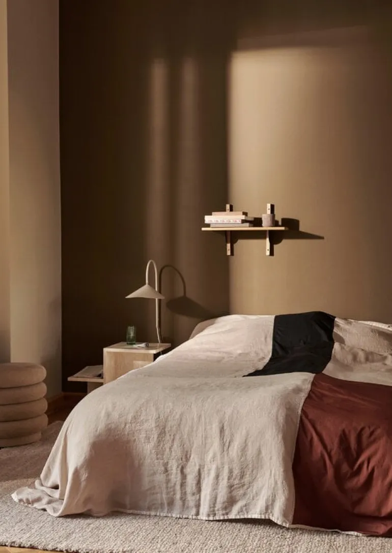 ferm LIVING Arum vägglampa med snurrfunktion, kashmir