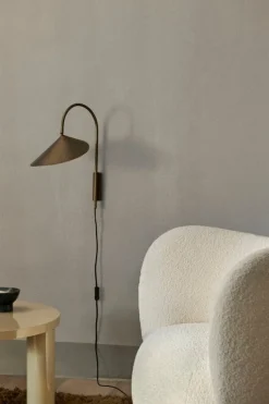 ferm LIVING Arum vägglampa med snurrfunktion, brons
