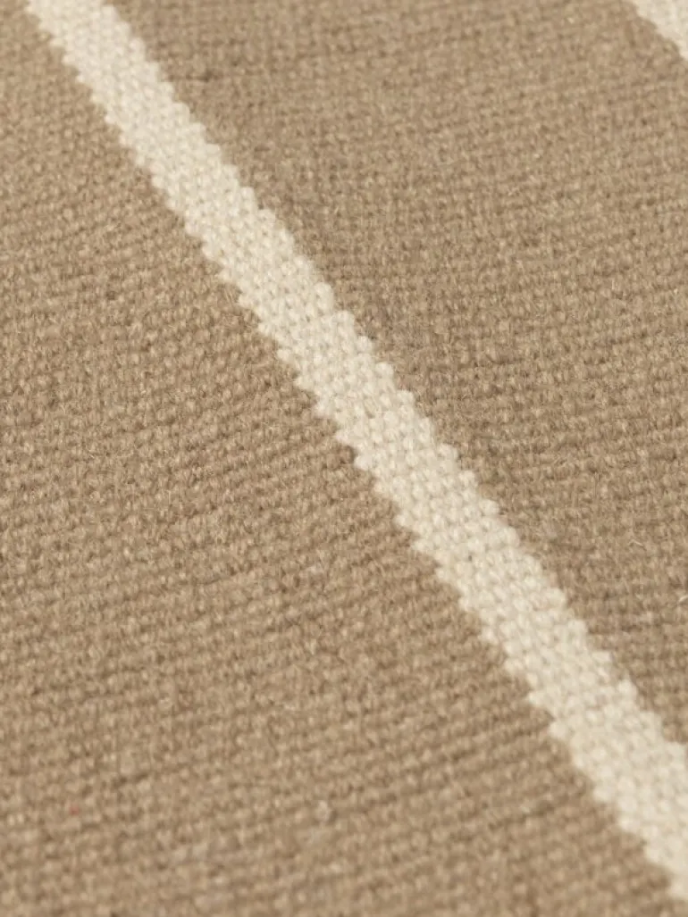 ferm LIVING Calm Kelim matta, 140 x 200 cm, mörkt sandfärgad - naturvit