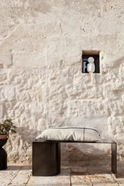 ferm LIVING Calm kudde, 40 x 90 cm, camel - svart