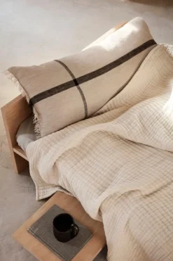 ferm LIVING Calm kudde, 40 x 90 cm, camel - svart