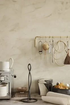 ferm LIVING Curvature hållare för pappershanddukar, svart mässing