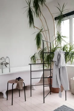 ferm LIVING Dora klädställning