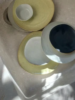 ferm LIVING Flow tallrik, liten, off-white speckle