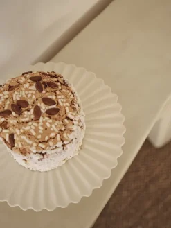 ferm LIVING Fountain tårtfat, 25 cm, off-white