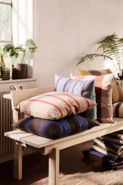 ferm LIVING Grand kudde, 50 x 50 cm, blekt blå - vinröd