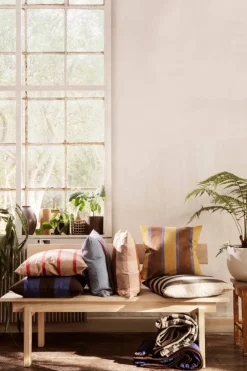 ferm LIVING Grand kudde, 50 x 50 cm, sand - svart