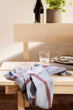 ferm LIVING Hale kökshandduk, blekblå - vinröd