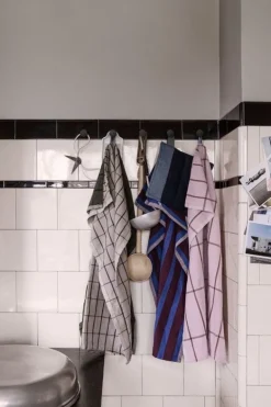 ferm LIVING Hale kökshandduk, grön - svart