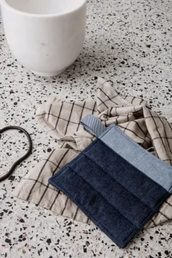 ferm LIVING Hale kökshandduk, sand - svart