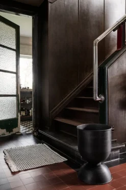 ferm LIVING Hourglass kruka, M, svart