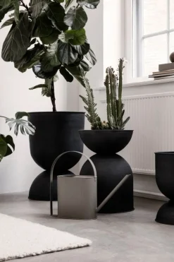 ferm LIVING Hourglass kruka, M, svart