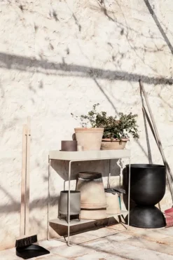 ferm LIVING Hourglass kruka, M, svart