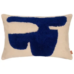 ferm LIVING Lay kudde, 40 x 60 cm, sand - klarblå