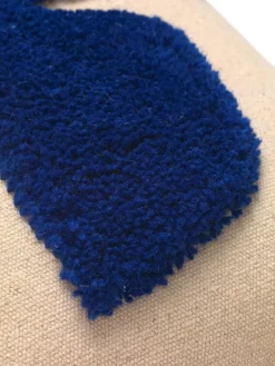 ferm LIVING Lay kudde, 40 x 60 cm, sand - klarblå