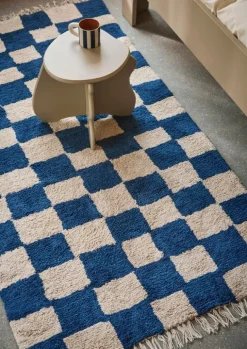 ferm LIVING Mara Washable matta, 150 x 80 cm, djupblå - varm sand