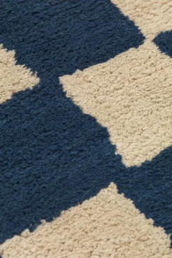 ferm LIVING Mara Washable matta, 150 x 80 cm, djupblå - varm sand