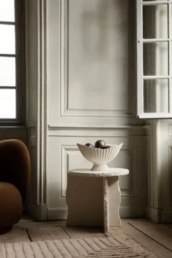 ferm LIVING Mineral skulptural sidobord, Bianco Curia marmor