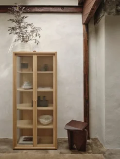 ferm LIVING Reed vitrinskåp, naturbetsad ek