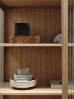 ferm LIVING Reed vitrinskåp, naturbetsad ek