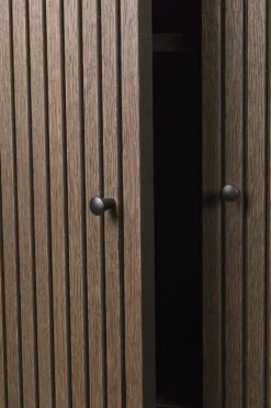 ferm LIVING Sill väggskåp, mörkbetsad ek