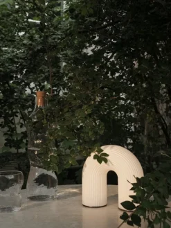 ferm LIVING Vuelta bärbar bordslampa, vit