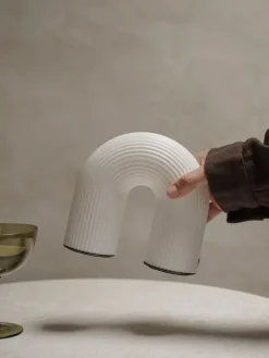 ferm LIVING Vuelta bärbar bordslampa, vit