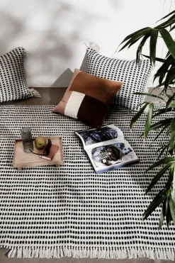 ferm LIVING Way matta 140 x 200 cm, off white - mörkblå