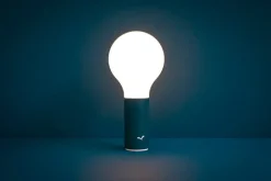 Fermob Aplô bärbar lampa H24, acapulco blå