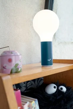 Fermob Aplô bärbar lampa H24, acapulco blå