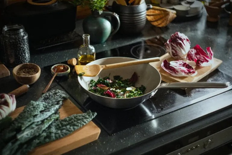 Fiskars Norden wokpanna i stål, 28 cm