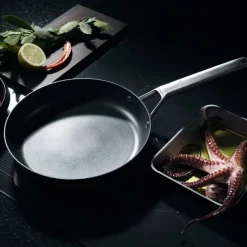 Fiskars Taiten stekpanna, 26 cm