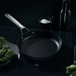 Fiskars Taiten stekpanna, 24 cm