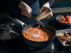 Fiskars Taiten traktörpanna, 26 cm, med lock