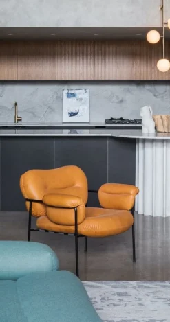 Fogia Bollo loungefåtölj, cognac läder - svart