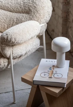 Fogia Bollo loungefåtölj, Mohawi fårskinn - svart