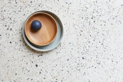 Form & Refine Alcoa bricka, ljusgrå