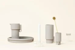 Form & Refine Alcoa bricka, ljusgrå