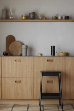 Form & Refine Angle standardpall, 45 cm, svartbetsad bok