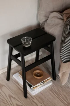 Form & Refine Angle standardpall, 45 cm, svartbetsad bok