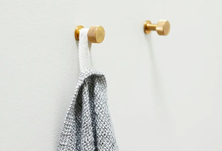 Form & Refine Angle väggkrok, liten, mässing