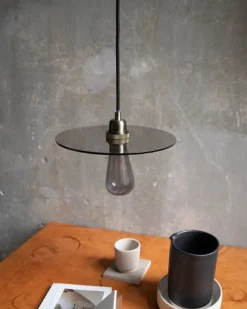 Frama Circle Shade M hänglampa, 25 cm, rökt glas