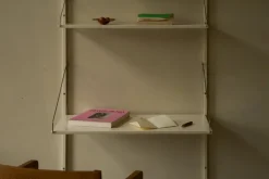 Frama Shelf Library H1852 vägghylla med skrivbord, varmvit